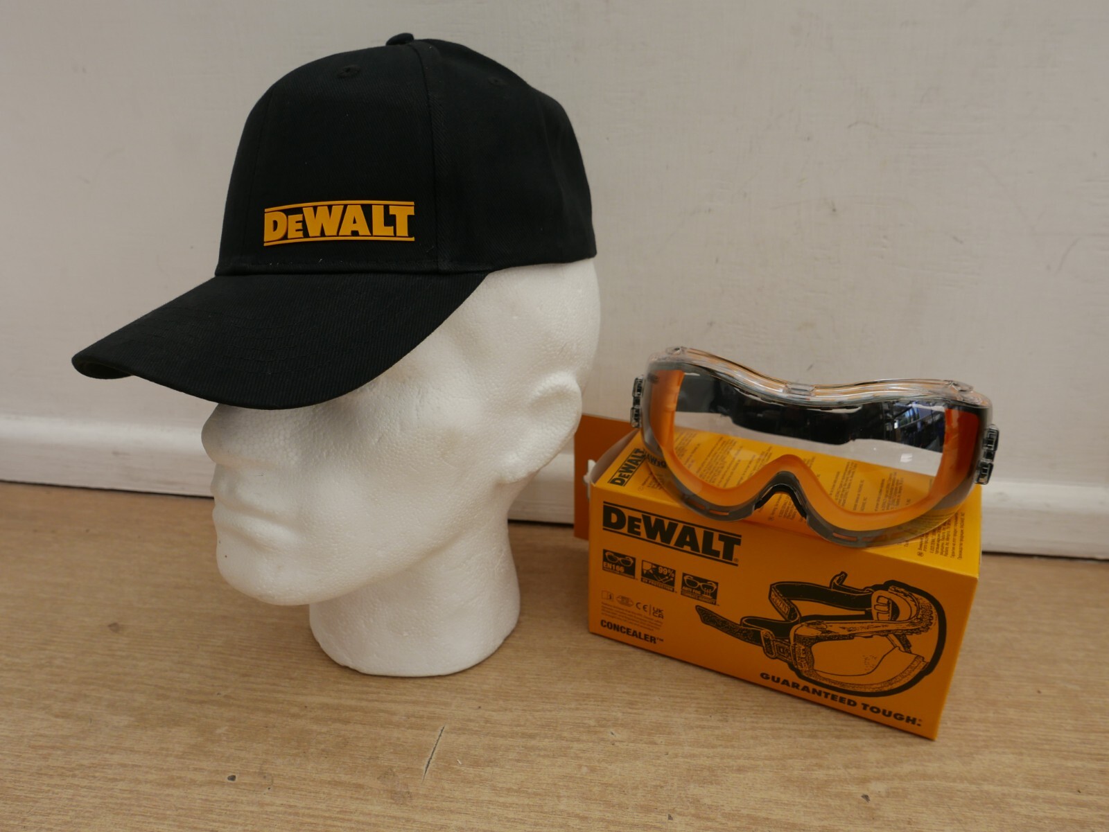 DeWALT DPG82-11D CONCEALER CLEAR ANTI FOG SAFETY GOGGLES + COTTON BASEBALL CAP