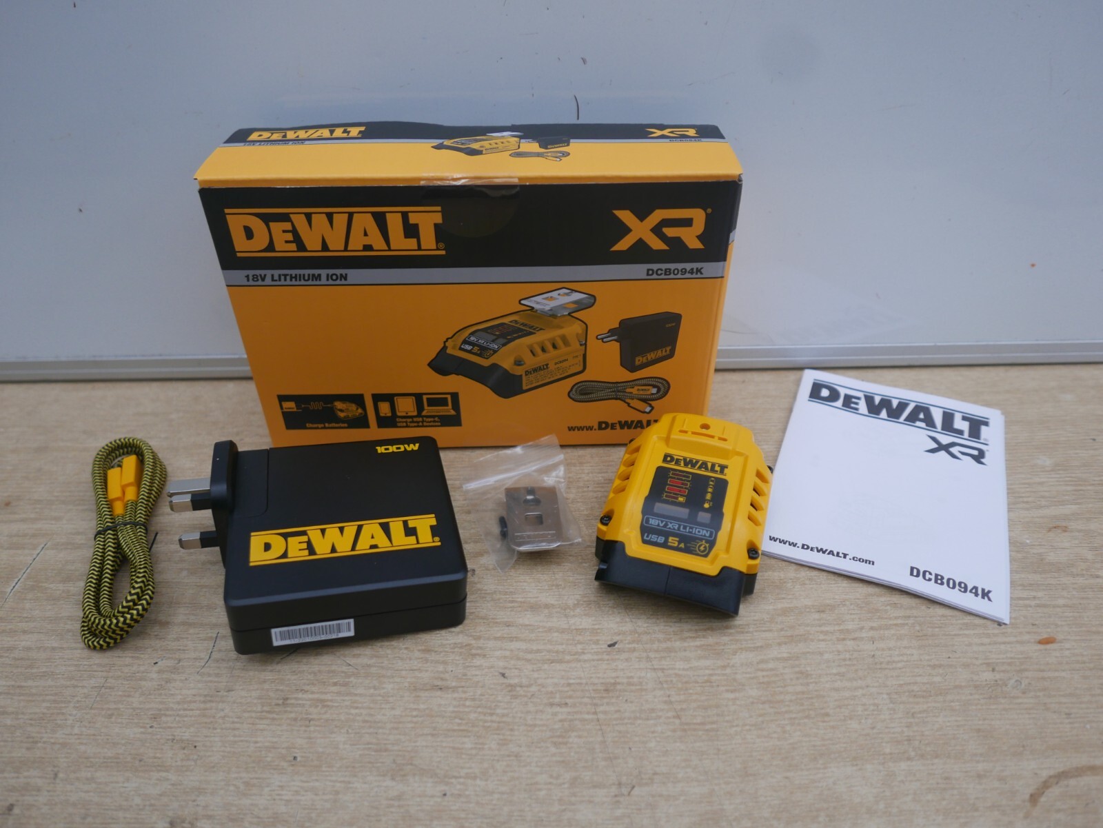 DeWALT DCB094K DCB094 USB battery charger 18v 54v li-ion batteries